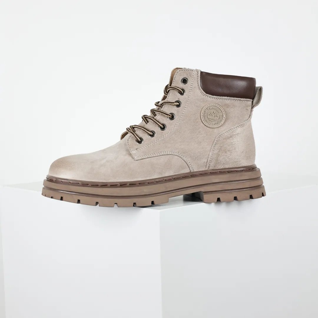 Copy price 💰620 Core recommendation Good price 🚀Timberland Timberland outdoor high-top casual rhubarb boots series #Guangdong Dachang quality Original box original packaging #25ss new style Fashion and trend matching The fabric is made of Italian 🇮🇹 top frosted fine-grained cowhide with anti-odor and anti-corrosion genuine leather latex insoles. The outsole and hardware are all made from OEM raw materials. They are the same as the original Goodyear never-opening process. Good products do not kill pigs. The quality of the first order is strictly controlled. Exclusively released on the entire network. The quality is beyond doubt. The whole set of official website unified packaging gives you a perfect wearing experience. The quality is exquisite and durable. A must-have for sportsmen. Specially designed to prevent handsomeness. High-quality and first-class foot feel. This winter, it is specially used for cold protection and outdoor use. Daily casual matching. Size: 39 40 41 42 43 44 (leather shoe size)